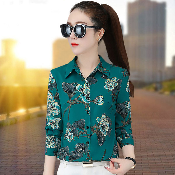 Pripijena ženska košulja s cvjetnim uzorkom