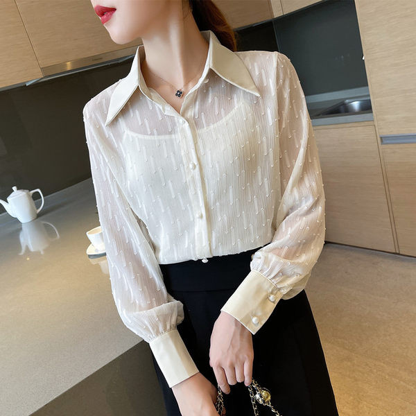 Novi model košulje s klasičnom kragnom i gumbima