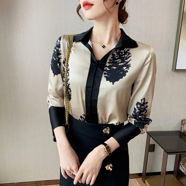 Ženska satenska košulja sa špic izrezom i dugim rukavima