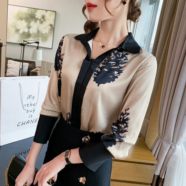 Ženska satenska košulja sa špic izrezom i dugim rukavima