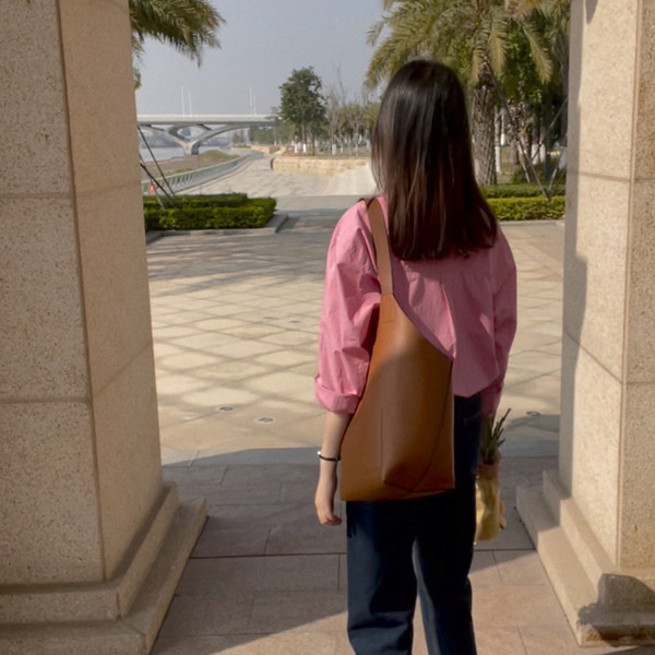 Proljetna ženska košulja s dugim rukavima i gumbima