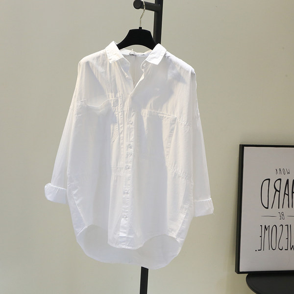 Široka ženska košulja sa klasičnom kragnom u dvije boje