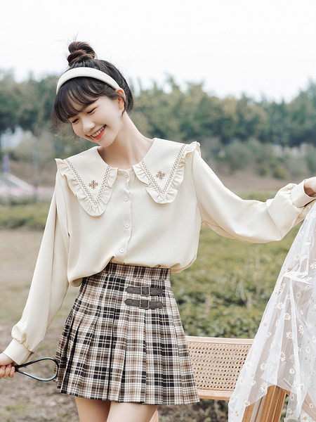 Ümmarguse kaelusega ja tikandiga vabaajasärk - kolme värvi