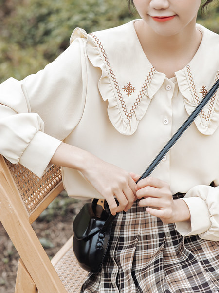 Ümmarguse kaelusega ja tikandiga vabaajasärk - kolme värvi