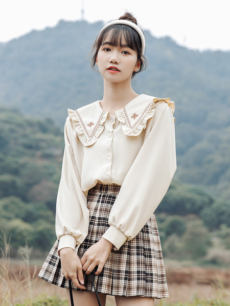 Ümmarguse kaelusega ja tikandiga vabaajasärk - kolme värvi