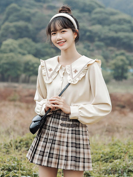 Ümmarguse kaelusega ja tikandiga vabaajasärk - kolme värvi