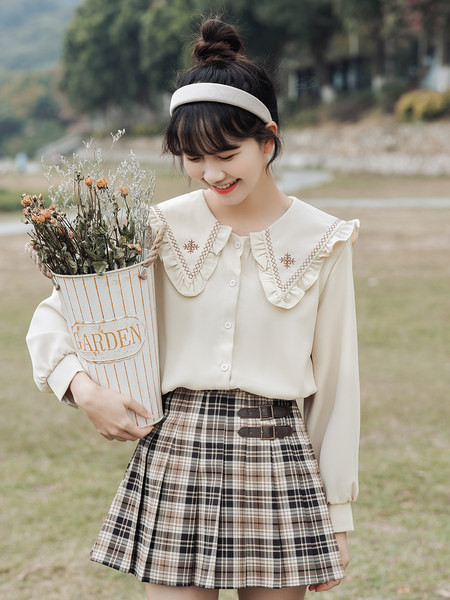 Ümmarguse kaelusega ja tikandiga vabaajasärk - kolme värvi