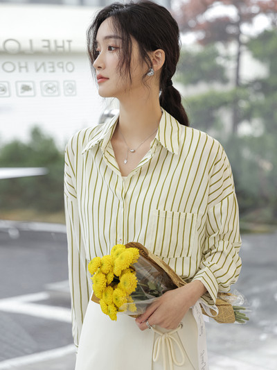 Triibuline mudel naiste särk klassikalise kraega