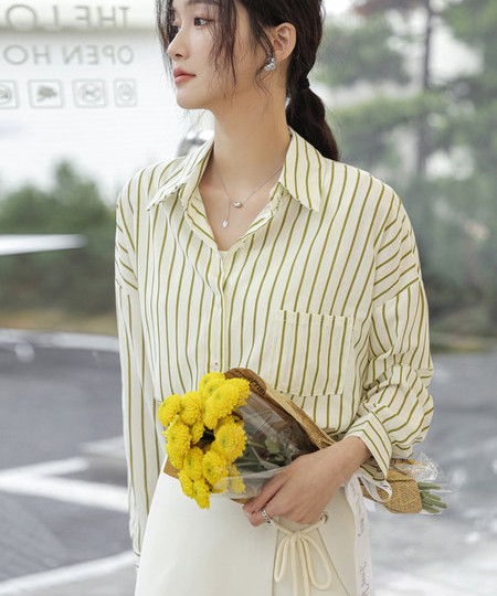 Triibuline mudel naiste särk klassikalise kraega