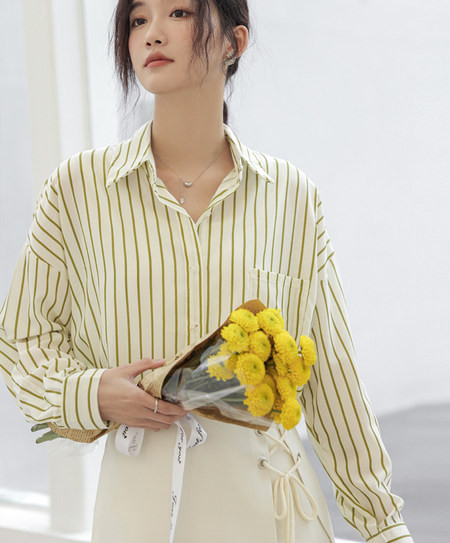 Triibuline mudel naiste särk klassikalise kraega