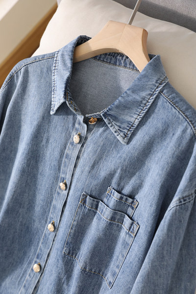 Широка риза от деним с джоб и копчета