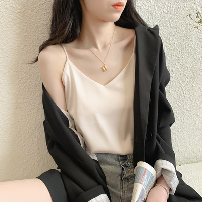 Moodne peenikeste rihmadega naiste satiinist topp