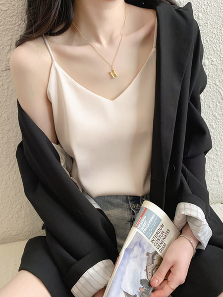 Moodne peenikeste rihmadega naiste satiinist topp