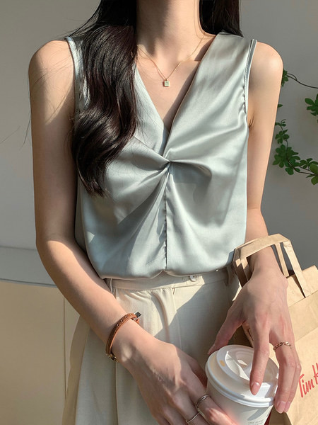 Σατέν γυναικείο φανελάκι με λαιμόκοψη και φαρδιές τιράντες