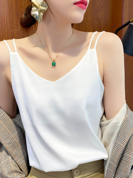 Moodne puhas spits-kaelusega paakitops