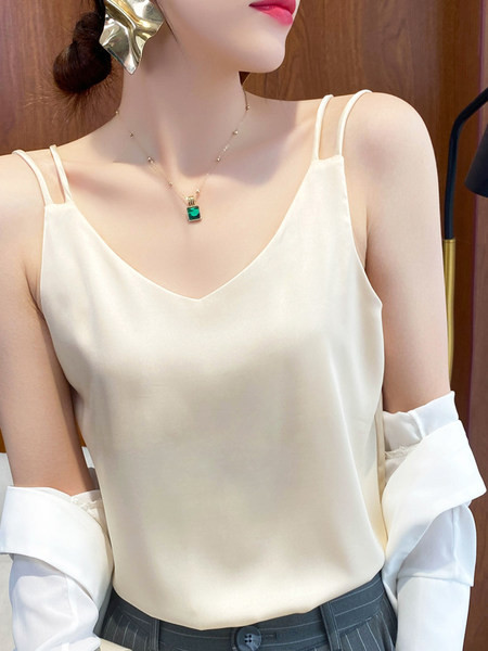 Moodne puhas spits-kaelusega paakitops