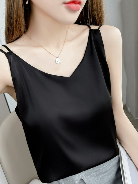 Moodne puhas spits-kaelusega paakitops