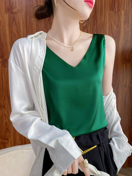 Paprastas moteriškas satino modelis su špicine iškirpte