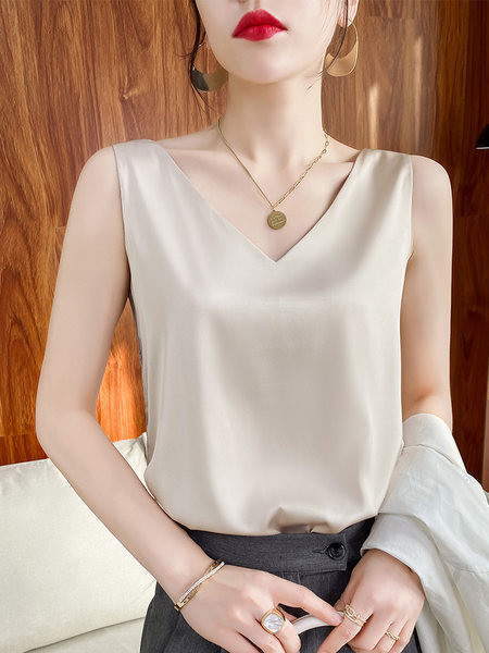 Paprastas moteriškas satino modelis su špicine iškirpte