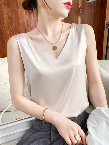 Paprastas moteriškas satino modelis su špicine iškirpte