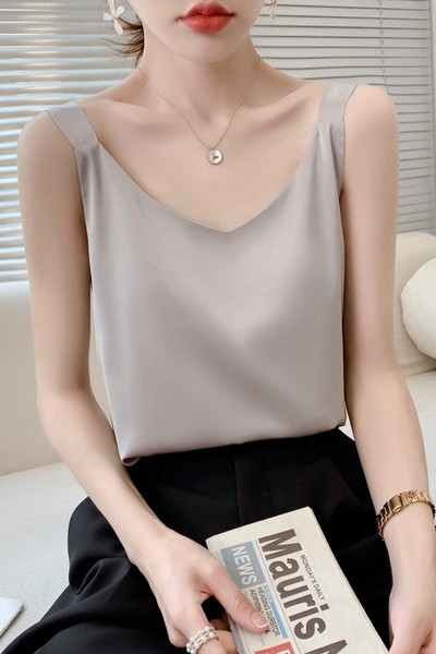 Дамски сатенен потник с широки презрамки и шпиц деколте