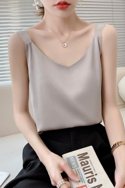 Модерен сатенен потник с шпиц деколте