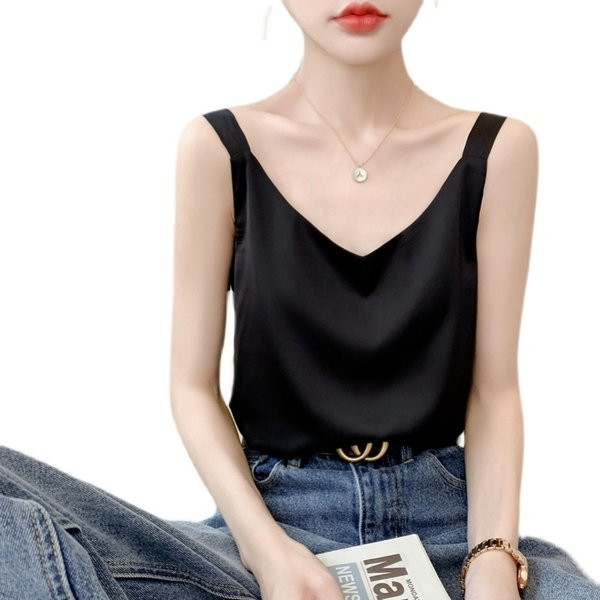 Модерен сатенен потник с шпиц деколте