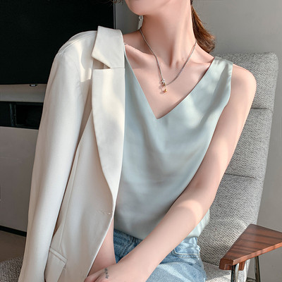 Μοντέρνο γυναικείο φανελάκι με φαρδιές τιράντες και λαιμόκοψη