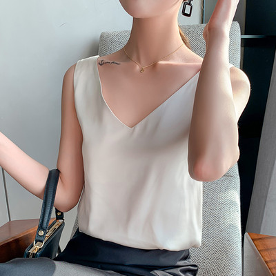 Μοντέρνο γυναικείο φανελάκι με φαρδιές τιράντες και λαιμόκοψη