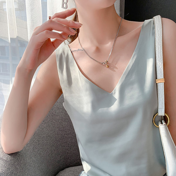 Μοντέρνο γυναικείο φανελάκι με φαρδιές τιράντες και λαιμόκοψη 