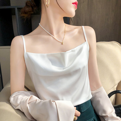 Κομψό σατέν φανελάκι με λεπτές τιράντες