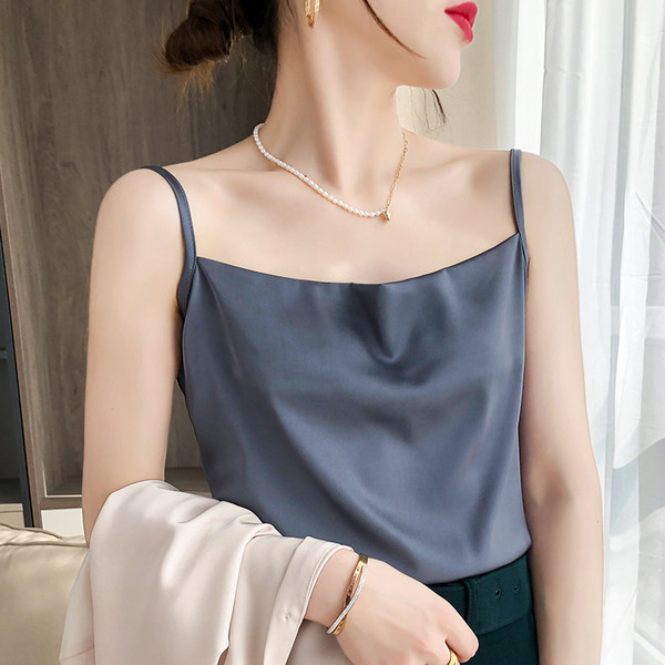 Κομψό σατέν φανελάκι με λεπτές τιράντες