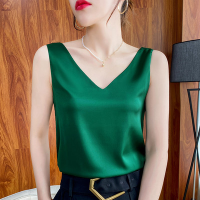 Απλό μοντέλο σατέν φανελάκι με φαρδιές τιράντες