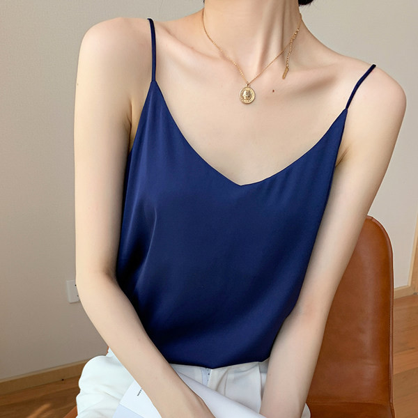 Изчистен потник с тънки презрамки 