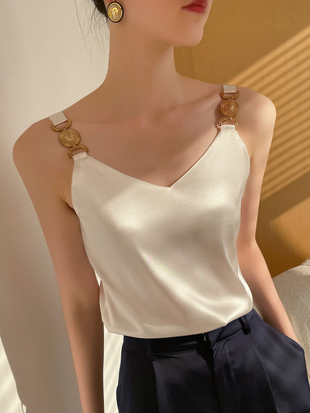 Дамски сатенен потник няколко модела с метална декорация и дантела