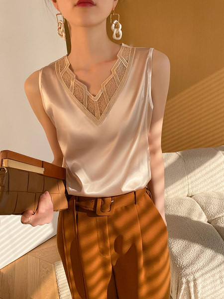 Kaasaegne naiste topp spits-kaelusega - mitu mudelit