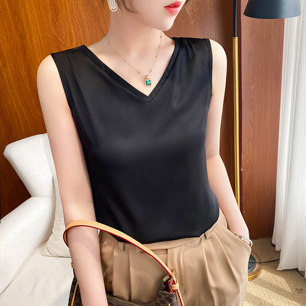 Γυναικείο σατέν φανελάκι με λαιμόκοψη