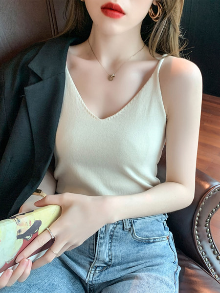 Õhukeste rihmade ja spitsikaelusega naiste topp