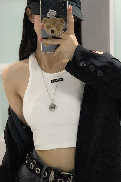 Kratka ženska majica bez rukava od samtastog žerseja