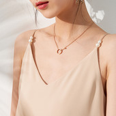 Peenikeste rihmade ja pärlitega naiste topp