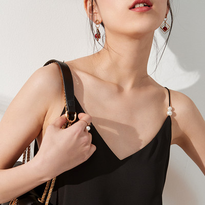 Peenikeste rihmade ja pärlitega naiste topp