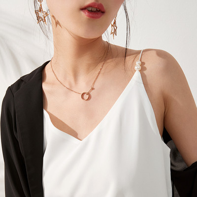 Peenikeste rihmade ja pärlitega naiste topp