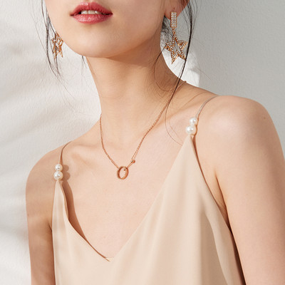 Peenikeste rihmade ja pärlitega naiste topp