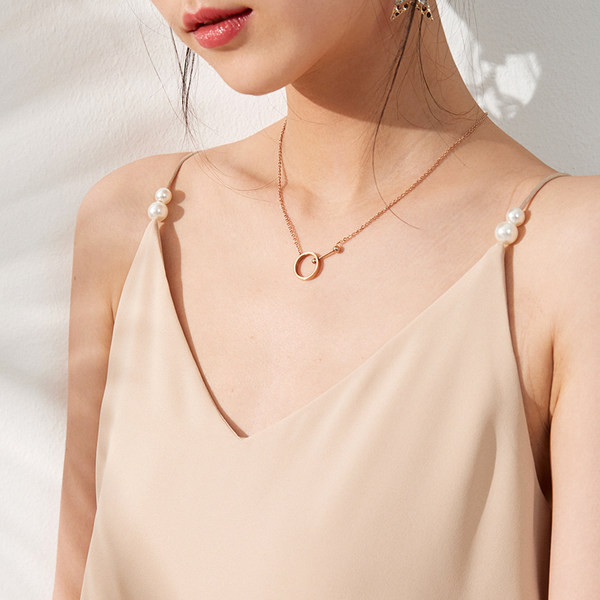 Peenikeste rihmade ja pärlitega naiste topp