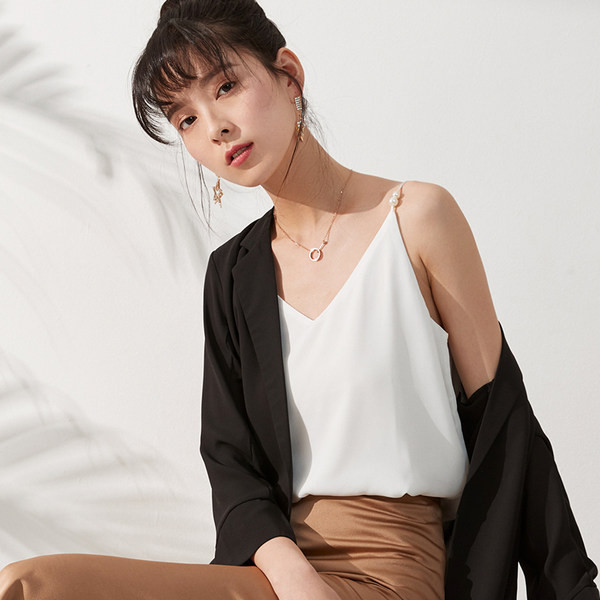 Peenikeste rihmade ja pärlitega naiste topp