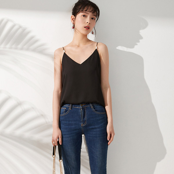 Peenikeste rihmade ja pärlitega naiste topp