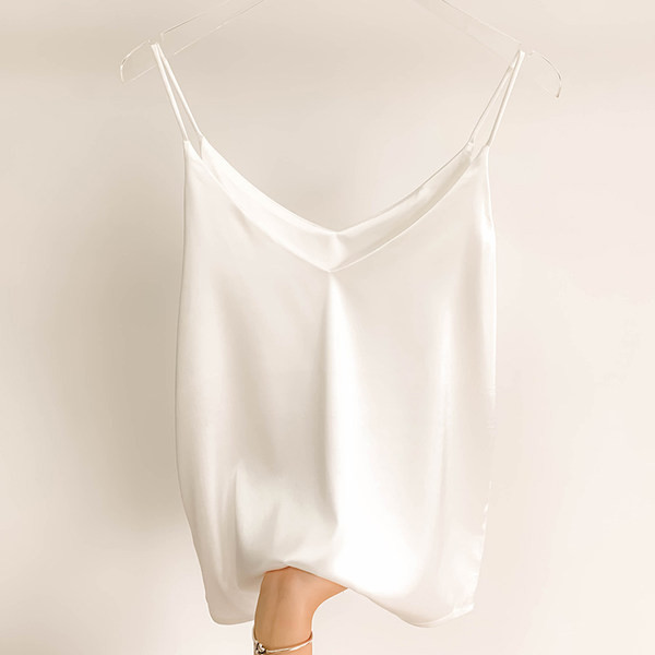 Satiinist tank top tavaline õhukeste rihmadega mudel