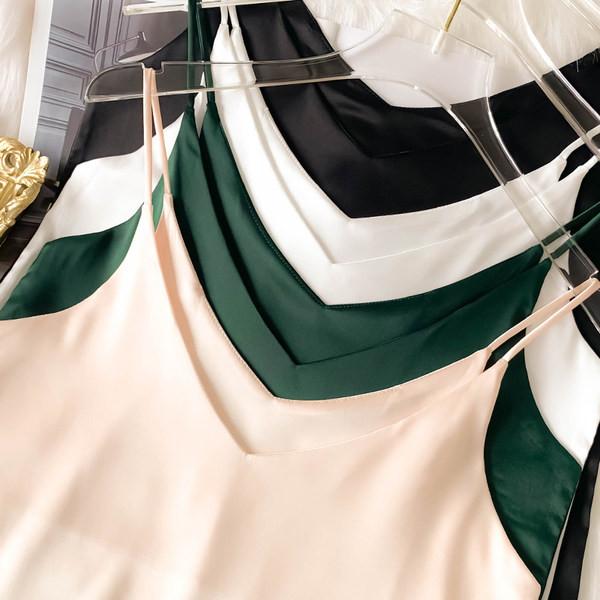 Satiinist tank top tavaline õhukeste rihmadega mudel