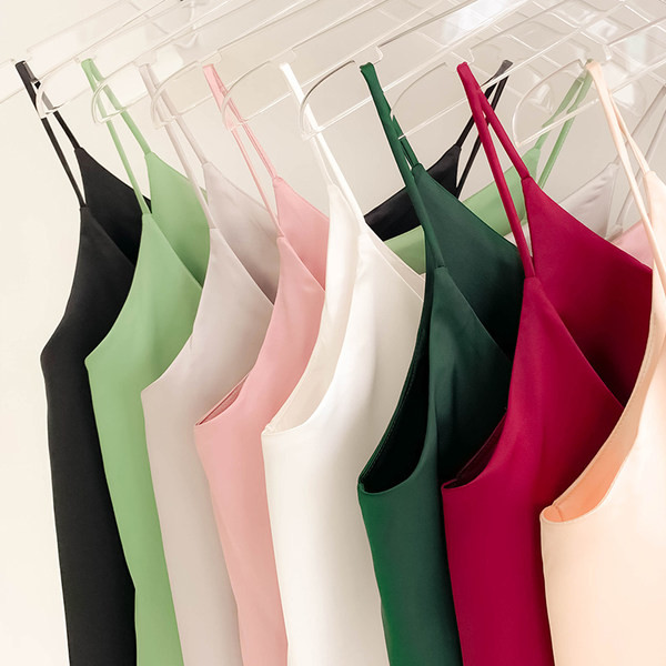 Satiinist tank top tavaline õhukeste rihmadega mudel