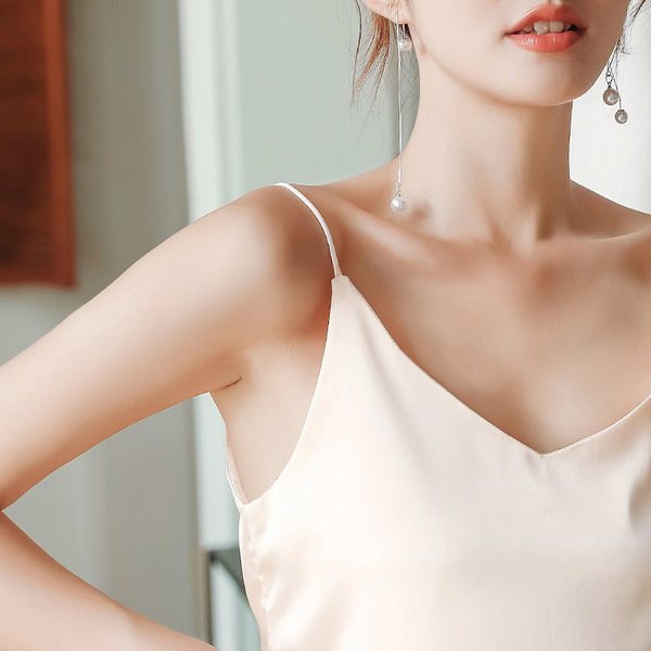 Satiinist tank top tavaline õhukeste rihmadega mudel